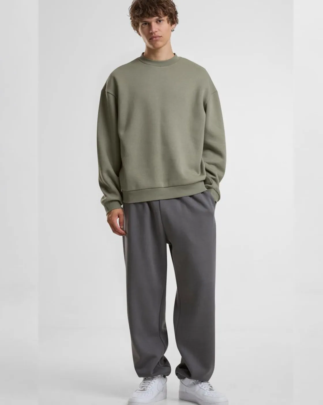 Outlet Basic joggerit Housut