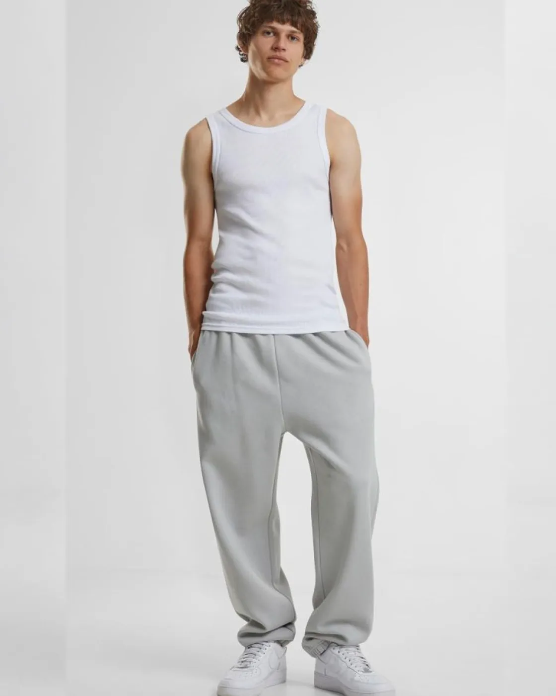 Outlet Basic joggerit Housut